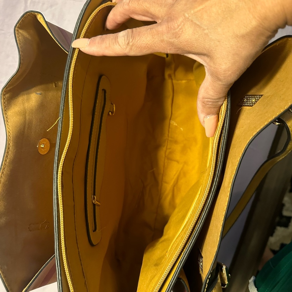Tan purse - Picture 2 of 2